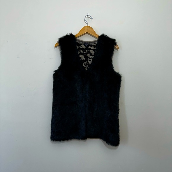 Xoxo || Woman’s Faux black fur vest and knit animal print on the back size Large - Picture 1 of 9